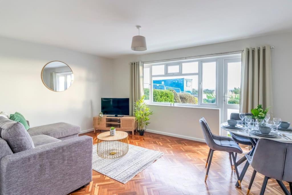 Spacious Sea View 2 Bedroom Sleeps 6-Free Parking Bournemouth Exteriör bild
