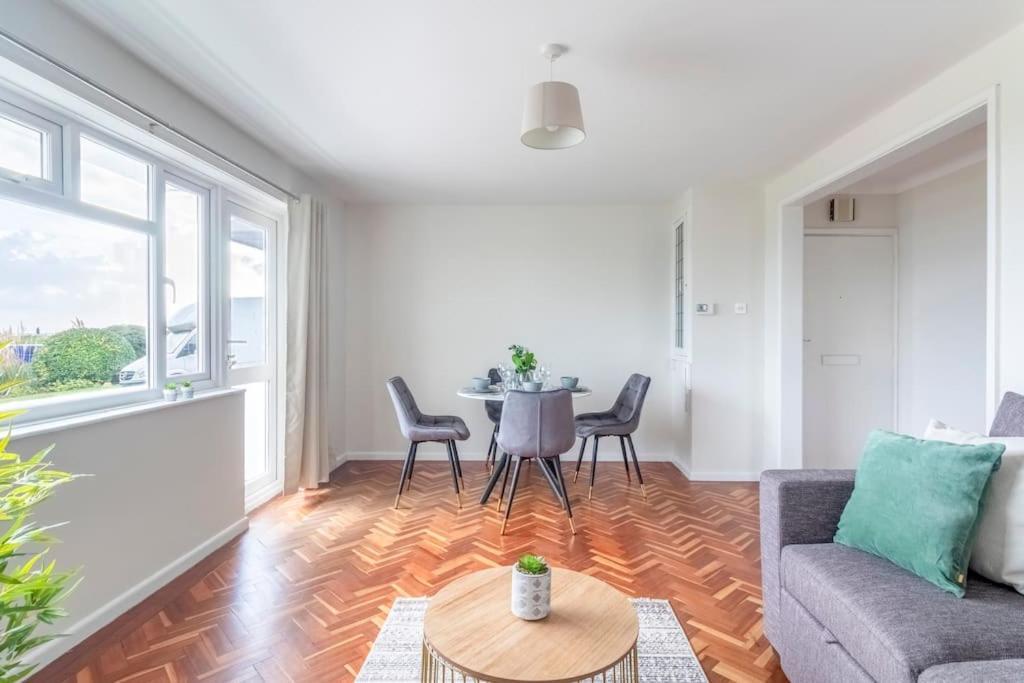 Spacious Sea View 2 Bedroom Sleeps 6-Free Parking Bournemouth Exteriör bild