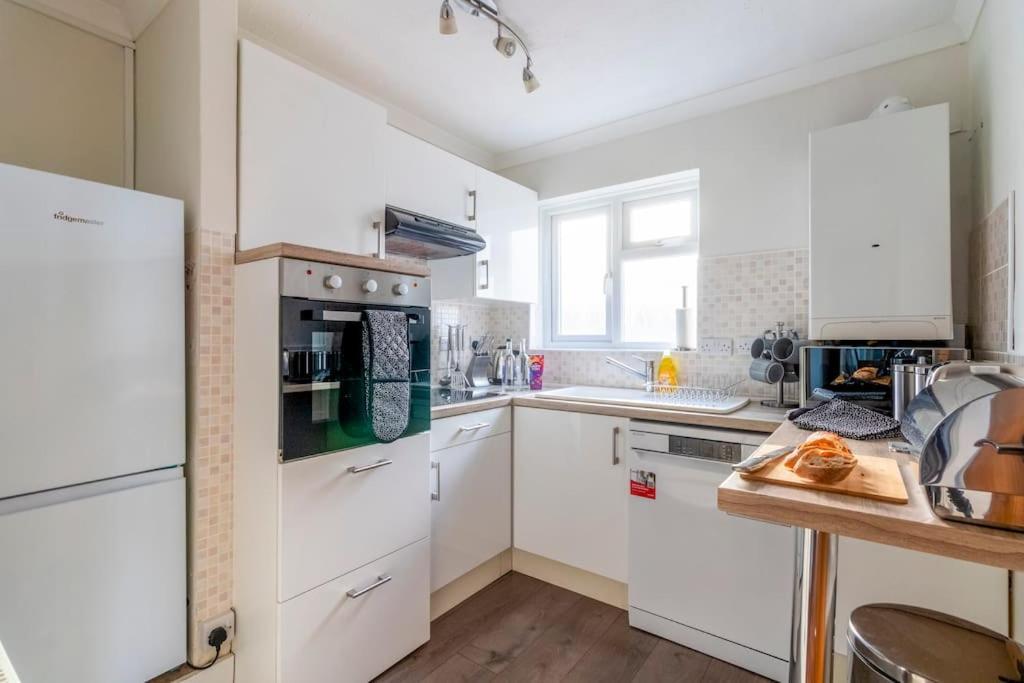 Spacious Sea View 2 Bedroom Sleeps 6-Free Parking Bournemouth Exteriör bild
